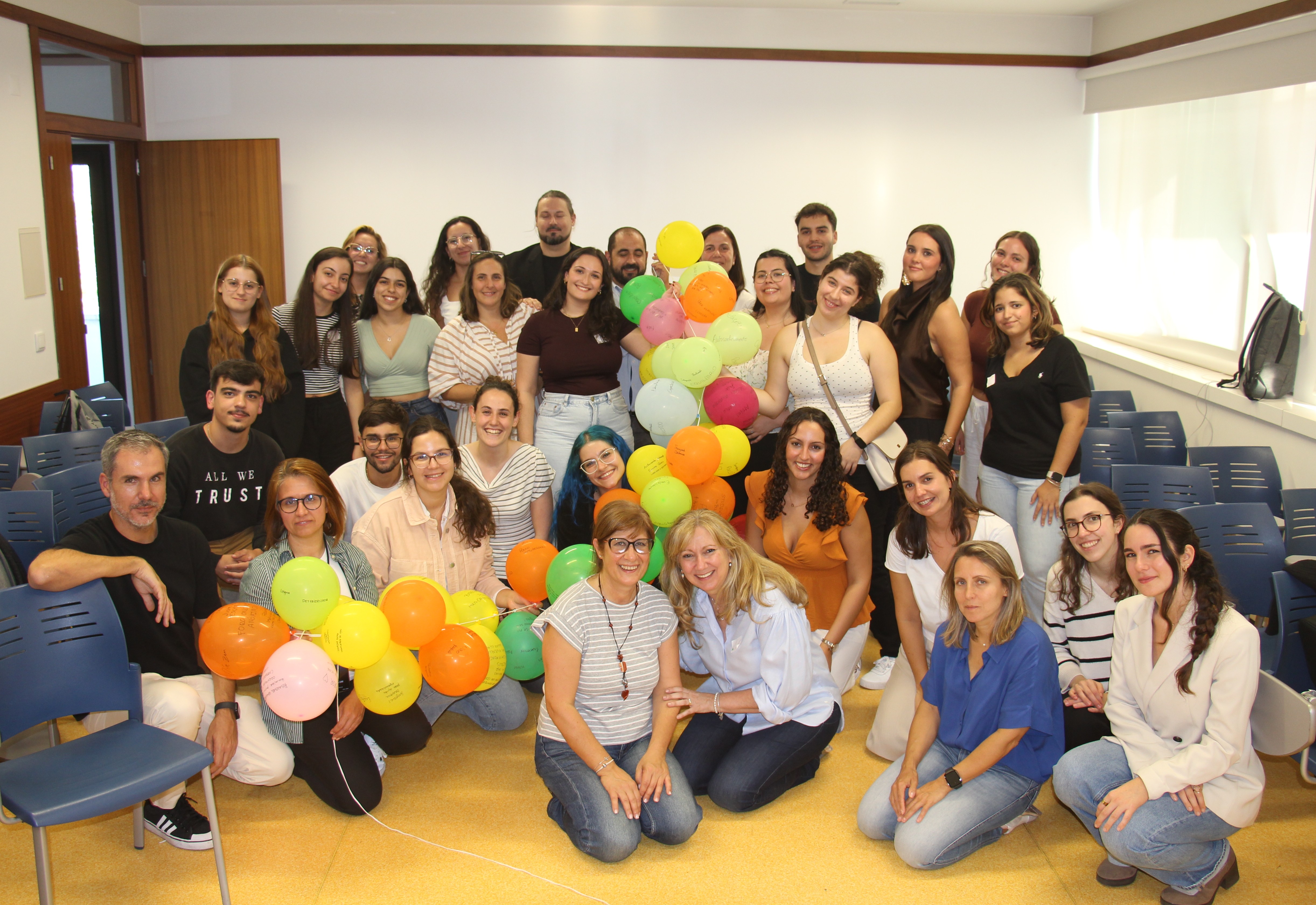 estudantes e professores no seminário do Dia Mundial da Saúde Mental na ESEL 